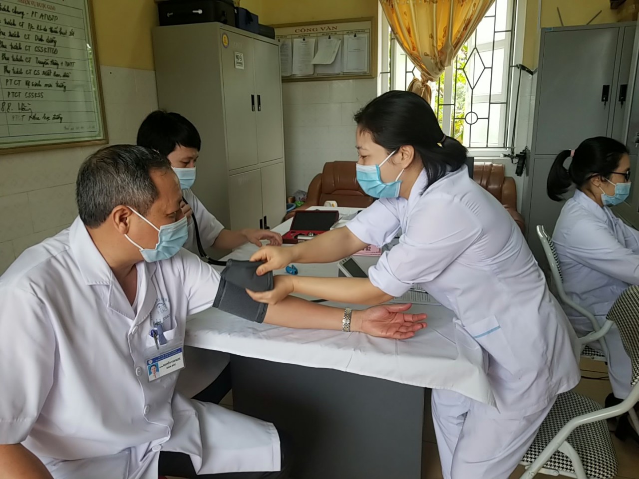 Trung tâm y tế Gia Lộc tổ chức tiêm Vacxin Covid-19 cho cán bộ y tế