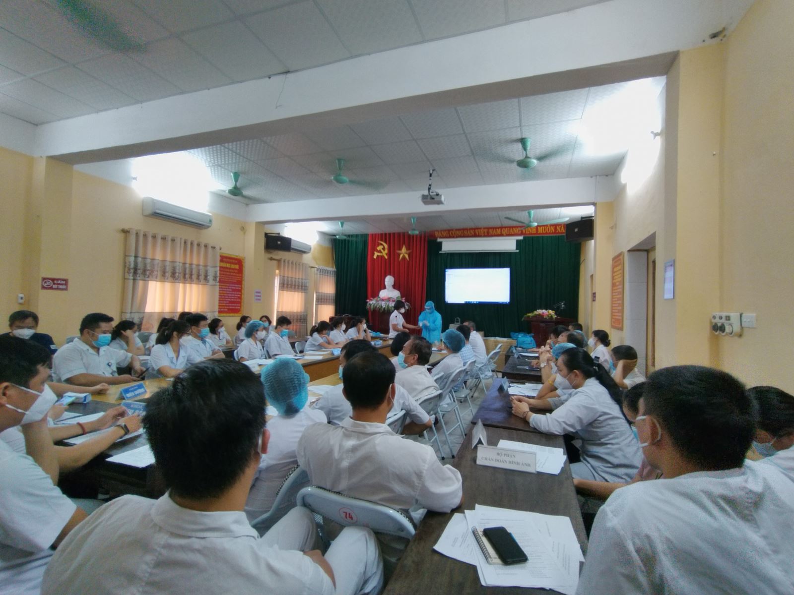 TTYT huyện Gia Lộc tổ chức lớp tập huấn các nội dung về phòng, chống Covid-19 trong giai đoạn mới.